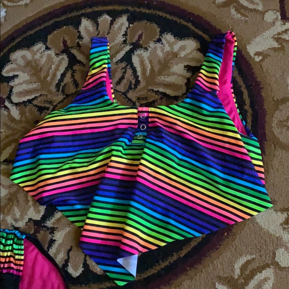 A bathing suit - Picture 2 of 4